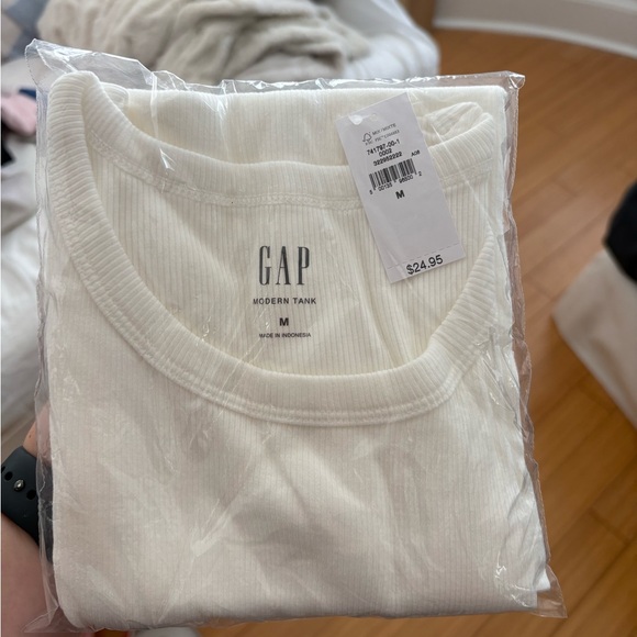 GAP Essential White Tank Top - Picture 1 of 2